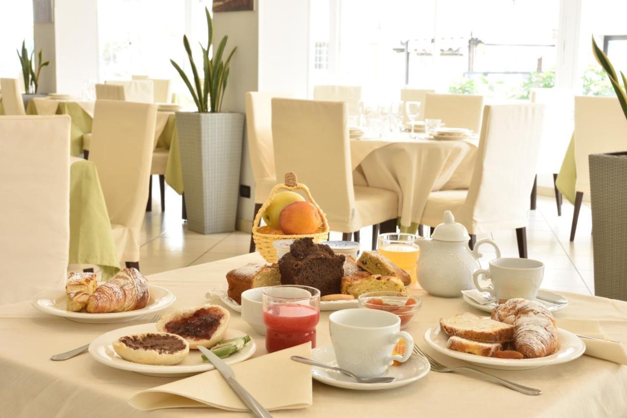 Hotel Ristorante La Marina Mhotelsgroup San Bartolomeo Al Mare Ngoại thất bức ảnh